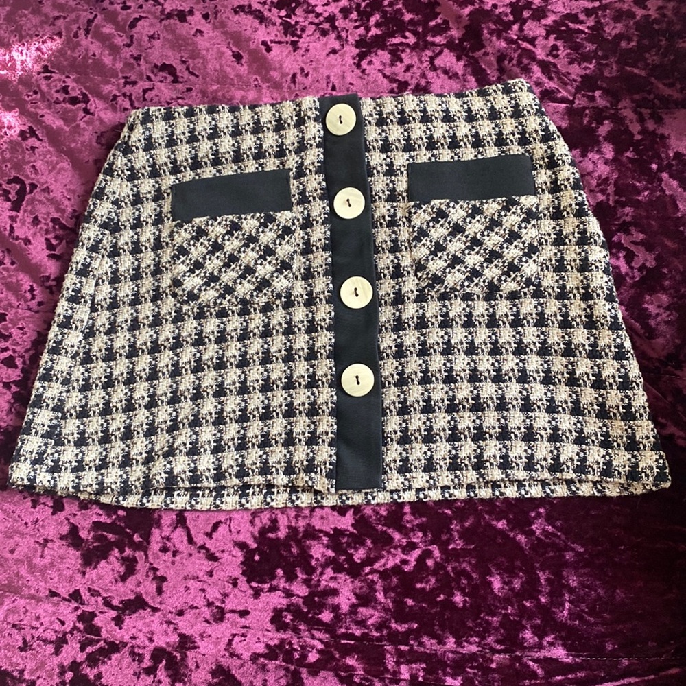 Zara Mini Skirt, Tweed with Wooden Bottons, Size
L